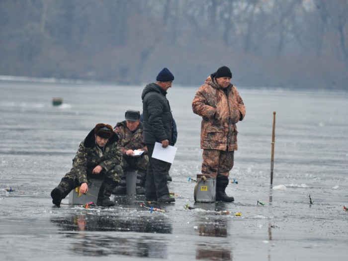 Гурулёв поручил следить за массовым выходом рыбаков на тонкий лёд