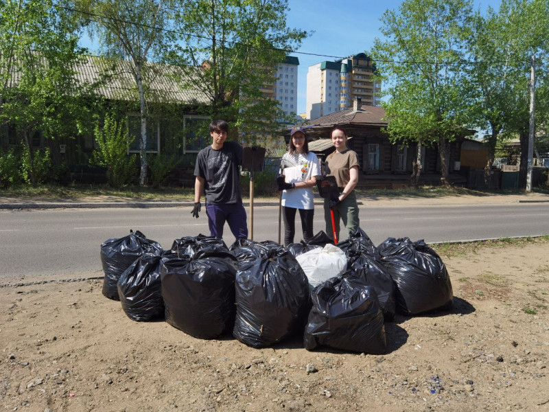 Журналисты собрали 14 мешков мусора около Машзавода в Чите
