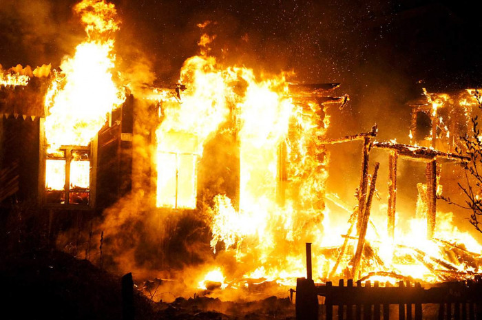 Двадцать человек лишились жилья из-за пожара дома в Забайкалье