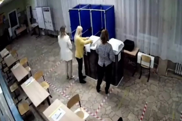 Двенадцать случаев вбросов зафиксировал ЦИК на выборах в восьми регионах России