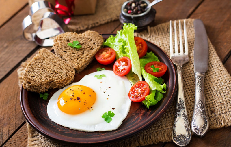 Яйца на завтрак повысят стрессоустойчивость — диетолог из России