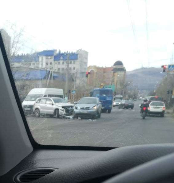 Движение на ул. Баргузинской в Чите затруднено из-за ДТП двух иномарок