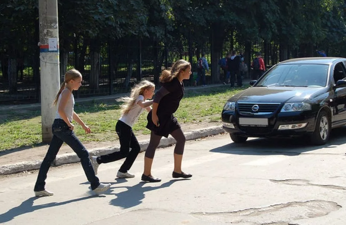 Ребёнок в Краснокаменске попал в больницу, выскочив из-за дерева под машину