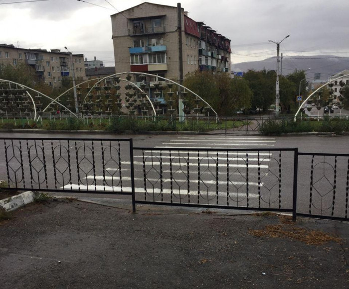 Дорожная служба перегодила железным забором «пешеход» в центре Читы