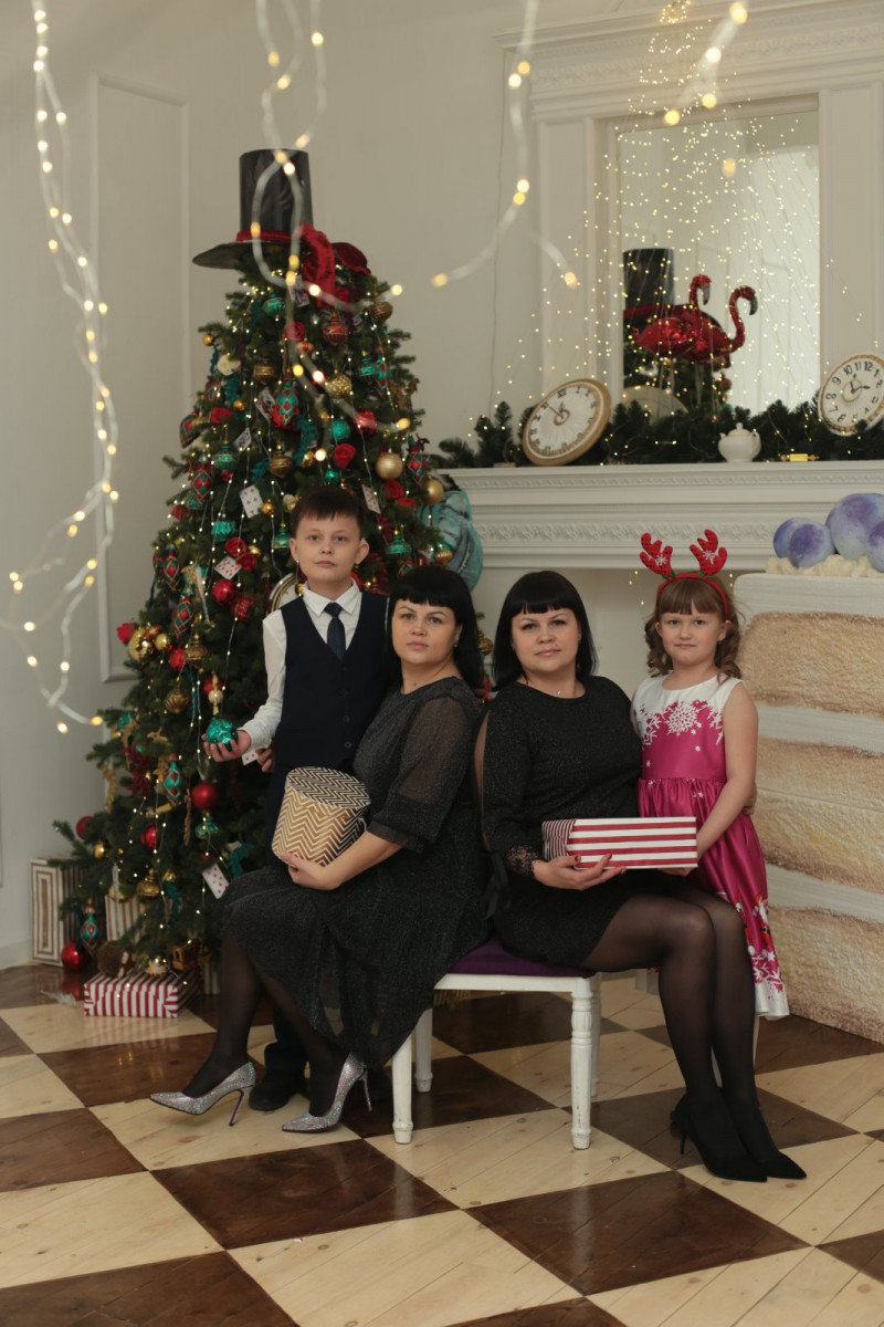 Слева направо: Саша (сын Марии), сама Мария, Анна, Оля (дочь Анны)