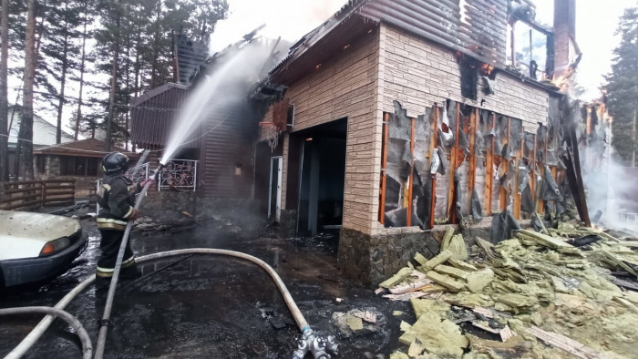 Возгорание в двухэтажном доме в селе Смоленка тушили 18 пожарных