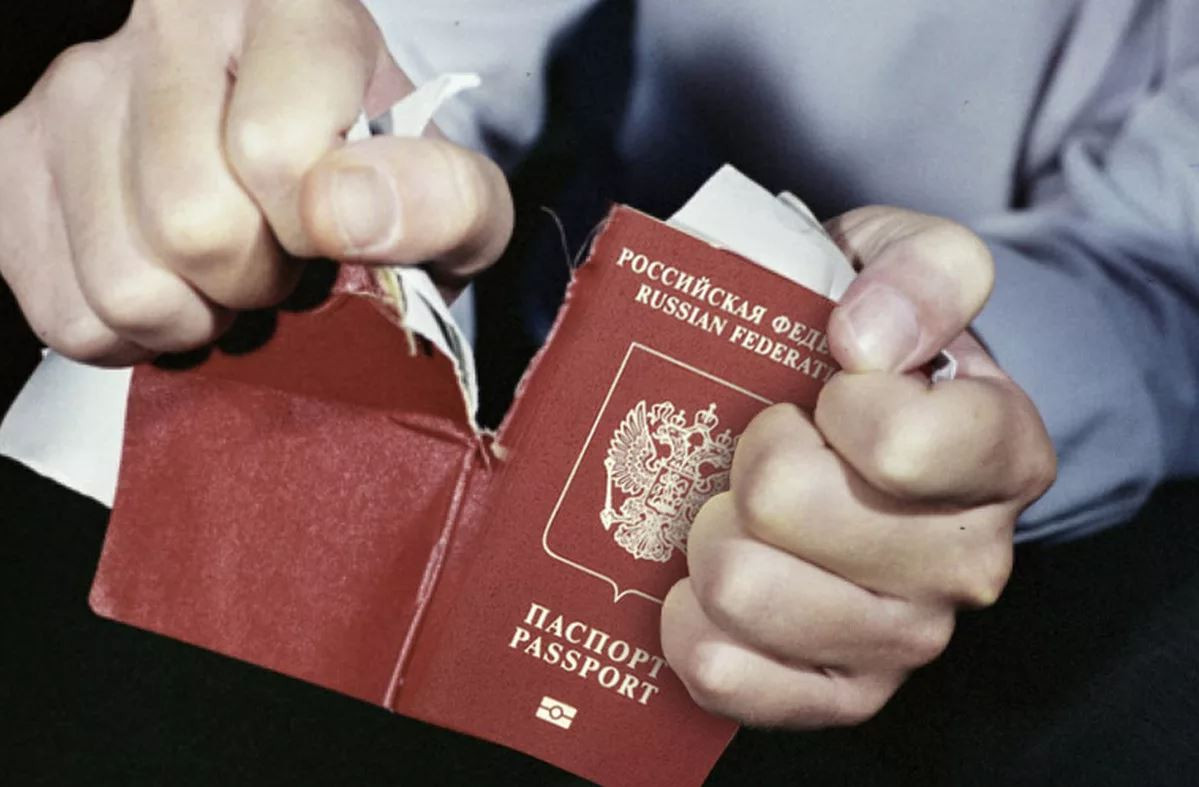 Житель Забайкалья не отпускал возлюбленную в Новосибирск и порвал её паспорт