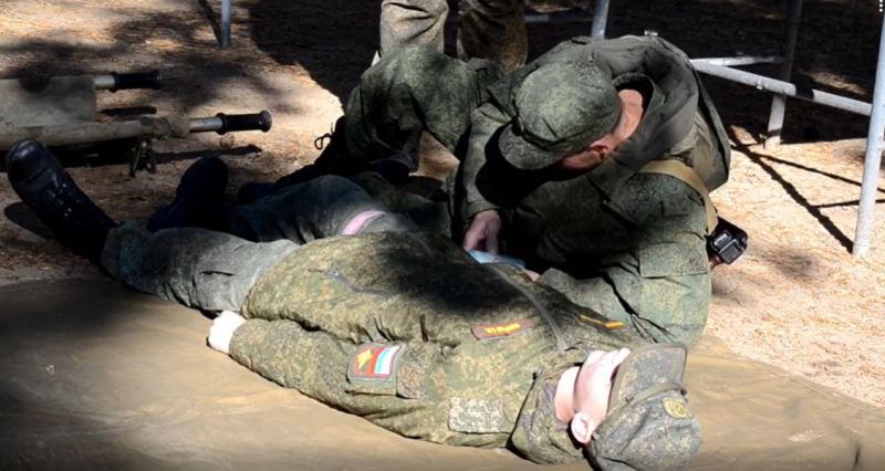 Военнослужащие проходят курсы медподготовки. Фото пресс-службы ВВО