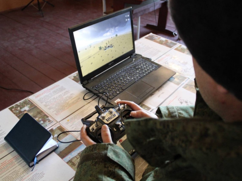 Мобилизованных из ДФО учат управлять квадрокоптерами сотрудники детского технопарка в Чите