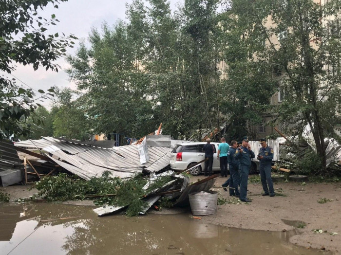 Шквальный ветер повредил крыши восьми зданий в Чите