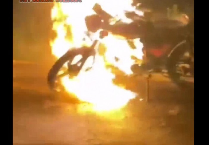 Мотоцикл сгорел во дворе дома в Краснокаменске – полиция начала проверку