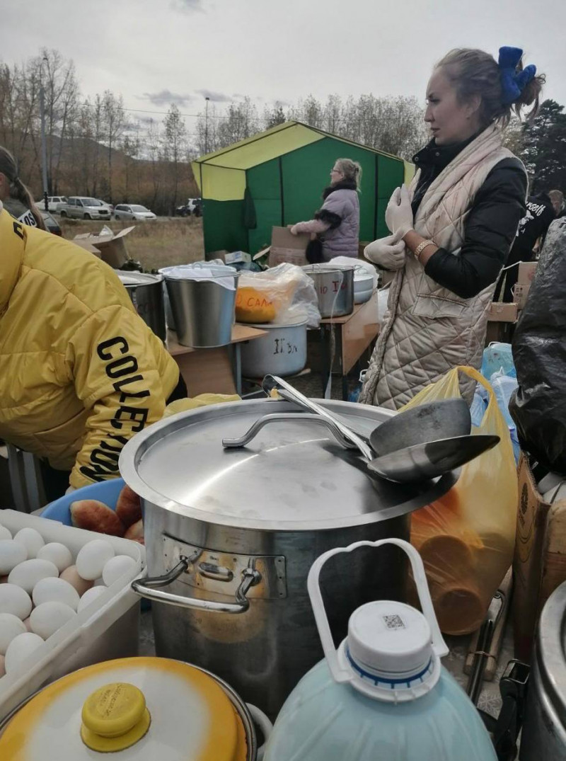 Жители Ивановки два дня кормили мобилизованных у пунктов сбора горячей едой