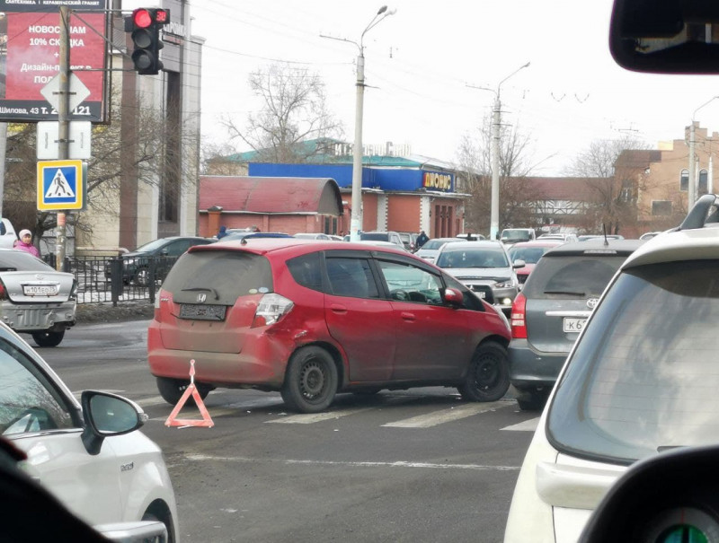 Тройное ДТП произошло на перекрёстке улиц Красной Звезды и Гаюсана в Чите