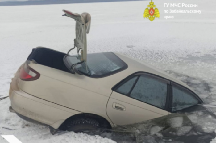 Двое рыбаков провалились под лёд вместе с машиной на озере Иргень в Забайкалье