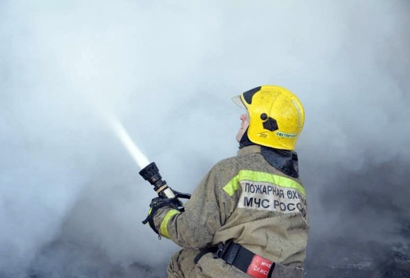 Восемь пожарных тушили горящую баню в Первомайском