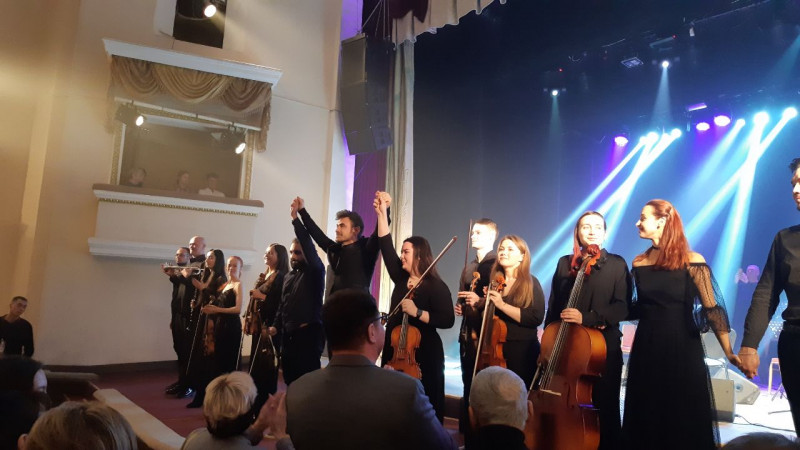 Пётр Дранга с оркестром на поклоне. Фото: ZabNews