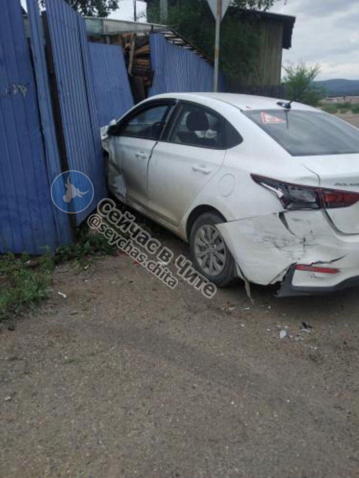 Hyundai врезался в забор после ДТП с Toyota в Чите