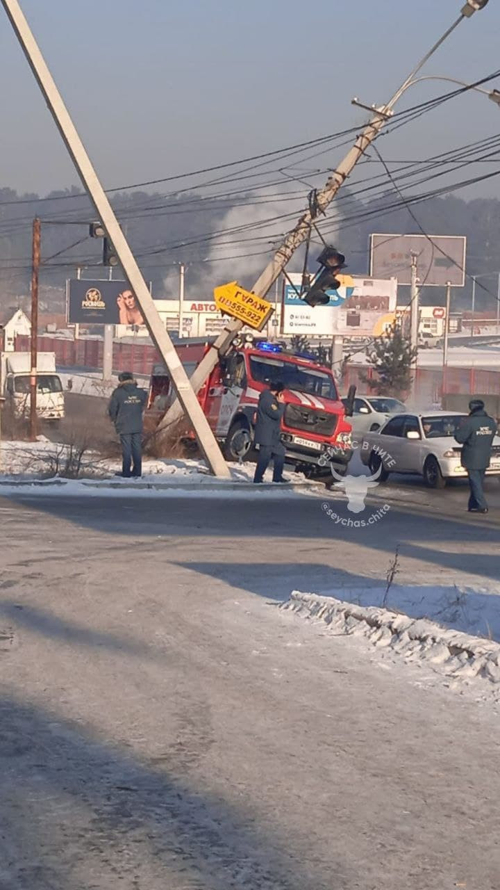 Светофоры отключили около ТЦ «Макси» в Чите после ДТП с пожарной машиной