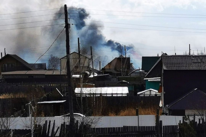 Сотрудники МЧС потушили два горящих дома под Читой