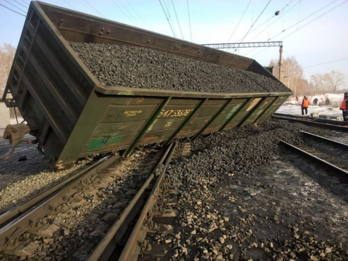 Грузовой поезд с углём сошёл с рельсов на станции Ангарич ЗабЖД