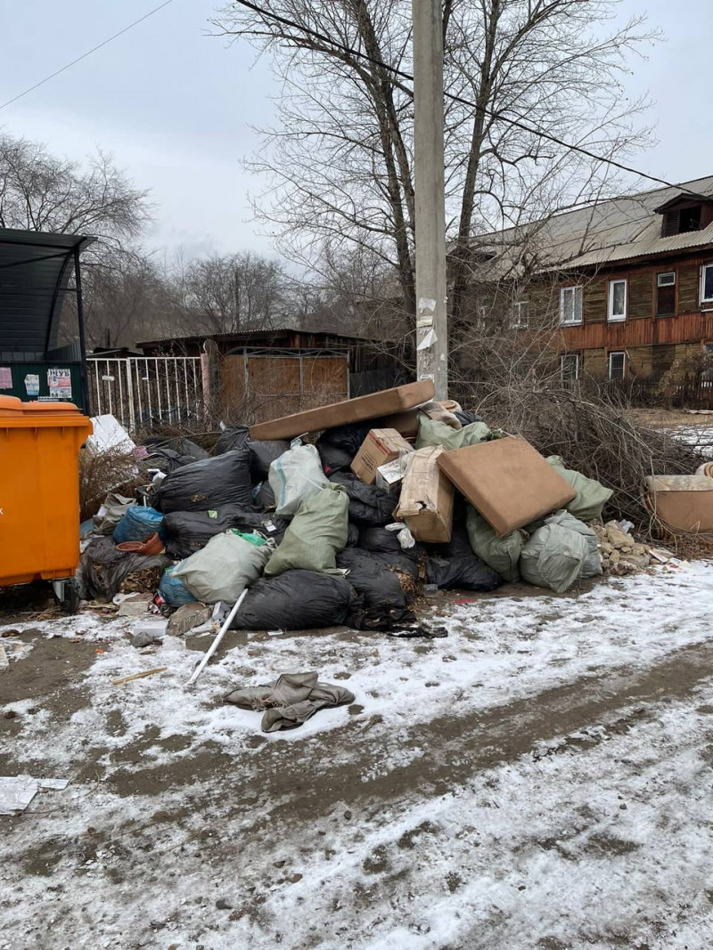 УК в Чите отказались взять «осиротевший» дом с горами мусора во дворе