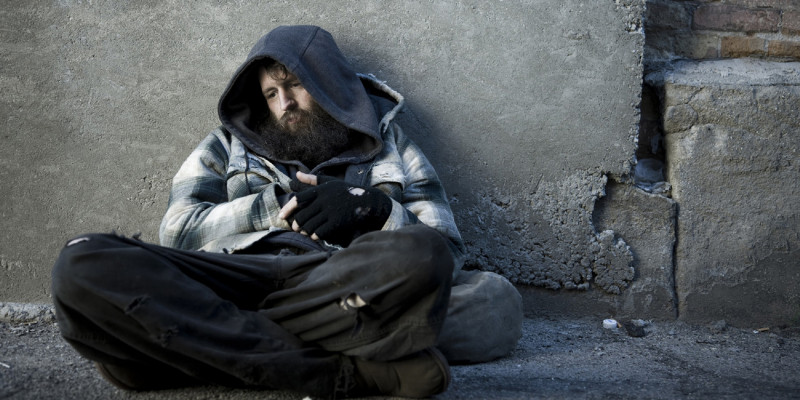 Бездомный украл садовую тележку и бензиномер из медучреждения в Забайкалье