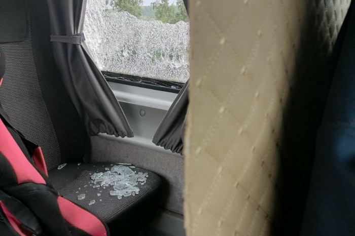 Камень разбил окно маршрутки Ага - Чита рядом с маленькой девочкой 