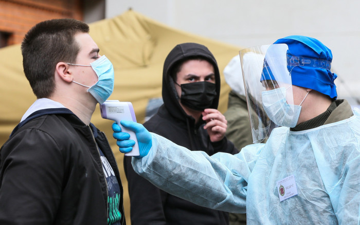 Число заболевших коронавирусом начало снижаться в Москве