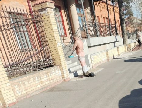 Мужчина топлес стоял возле травмпункта в Чите