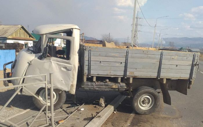 Жительница Забайкалья врезалась на «УАЗе» в дорожное ограждение