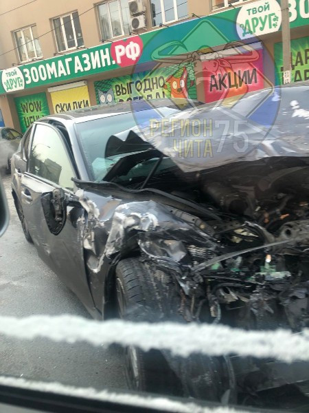 Lexus разбился в ДТП с Mitsubishi Pajero в центре Читы