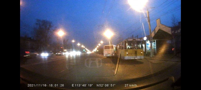 Автобус и троллейбус столкнулись на остановке возле МЖК в Чите