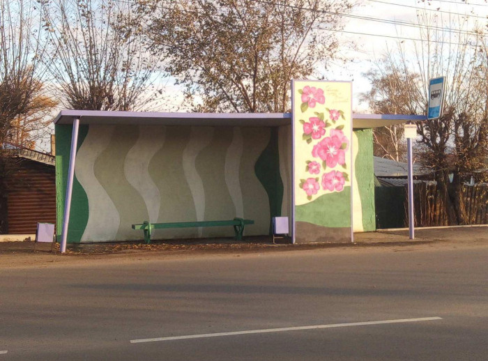 Цветы багульника нарисовали на отреставрированной остановке в Чите