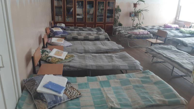 Раскладушки с постелью в комнате отдыха для пострадавших от паводка.Фото: ZabNews