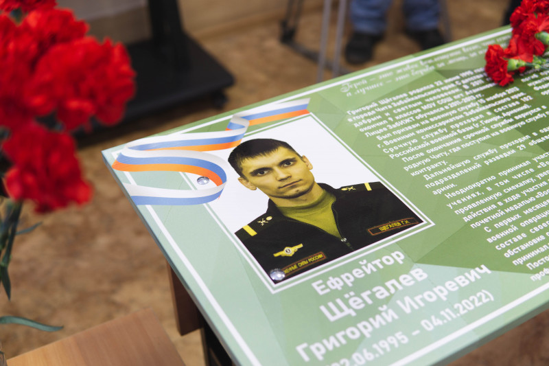 «Парту героя» в честь ефрейтора Григория Щёгалева открыли в ЗабИЖТе в Чите