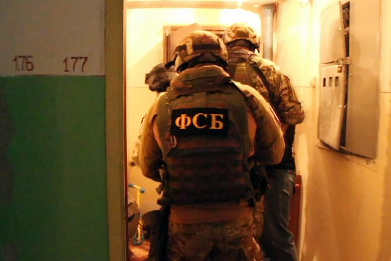 ФСБ в Забайкалье нашла тайники с оружием и патронами в жилых домах