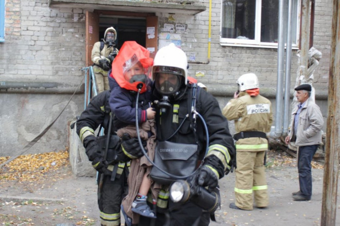 Пожарные спасли 8 человек и эвакуировали 15 из горящего дома в Чите