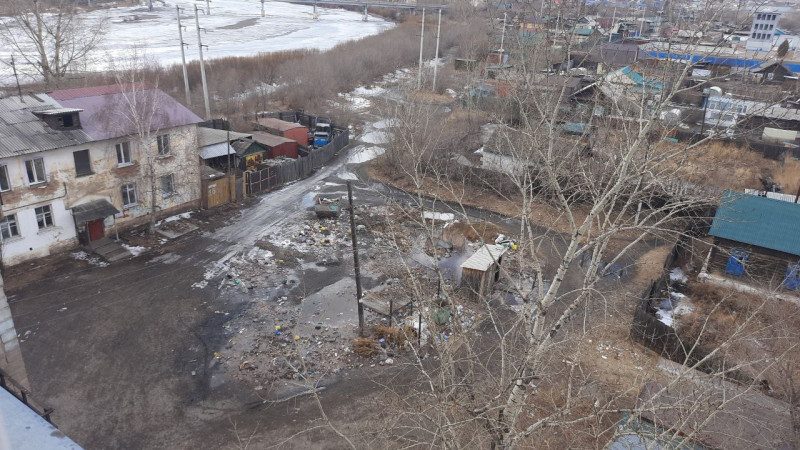Жильцы дома в Чите пожаловались на завалы мусора во дворе, который не вывозит управляющая компания