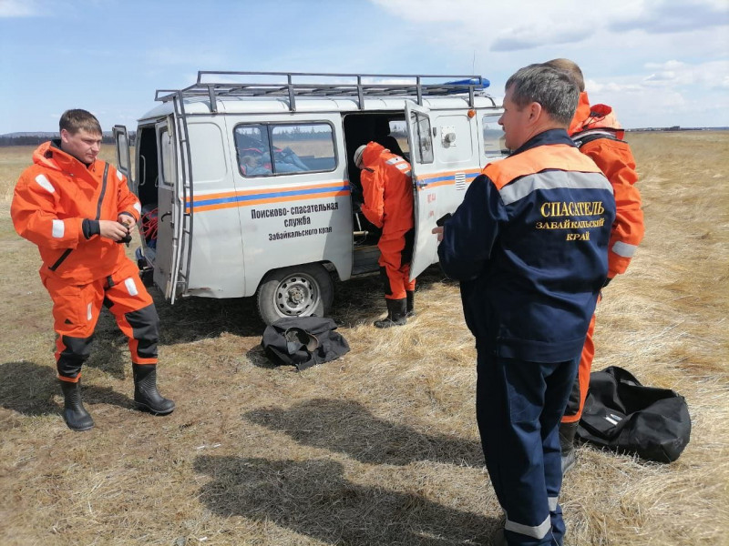 Тело утонувшего рыбака достали спасатели из озера Иван в Читинском районе