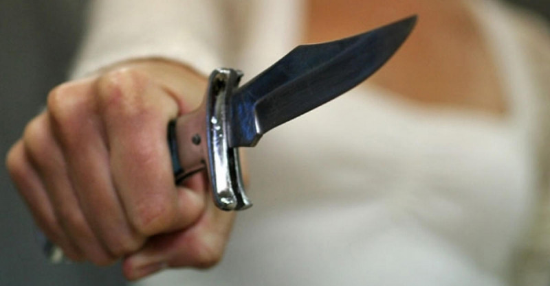 Забайкалка ударила ножом мужчину во время ссоры и сбежала с места преступления