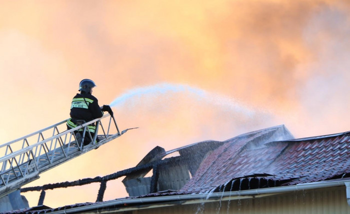 Пожарные спасли промышленный цех на ул. Тобольской в Чите
