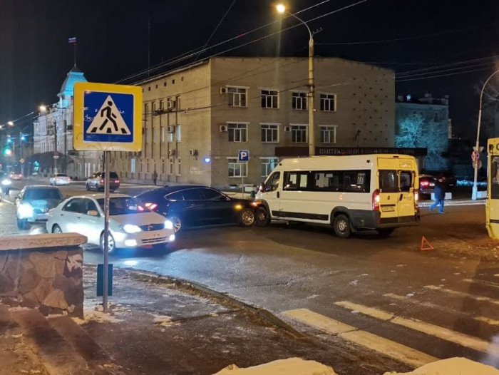 Маршрутка, иномарка и троллейбус столкнулись на перекрёстке у площади Ленина в Чите