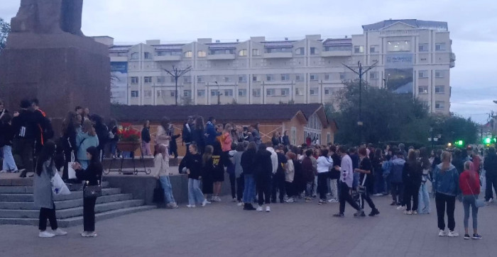 Толпа подростков собралась на пл. Ленина в Чите на встречу со звездой «ТикТока»