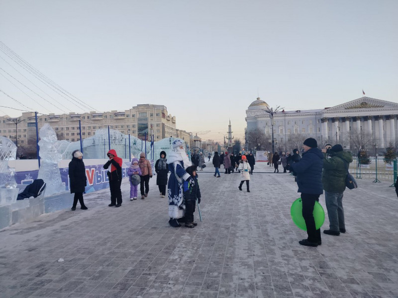 Ледовый городок открыли на площади Ленина в Чите
