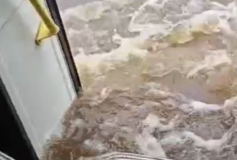 Автобус с пассажирами залило резко поднявшейся водой на одной из дорог Забайкалья
