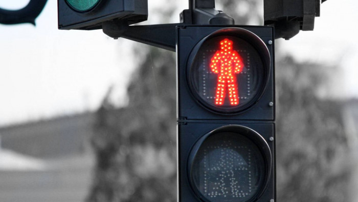Иномарка сбила переходившую дорогу на красный свет женщину в Чите