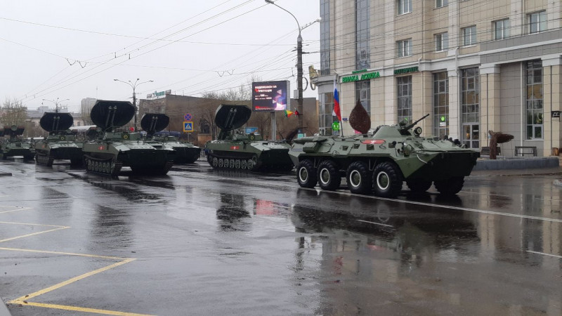 Более сорока танков, ракетных комплексов и бронемашин проехали на параде Победы в Чите 9 Мая
