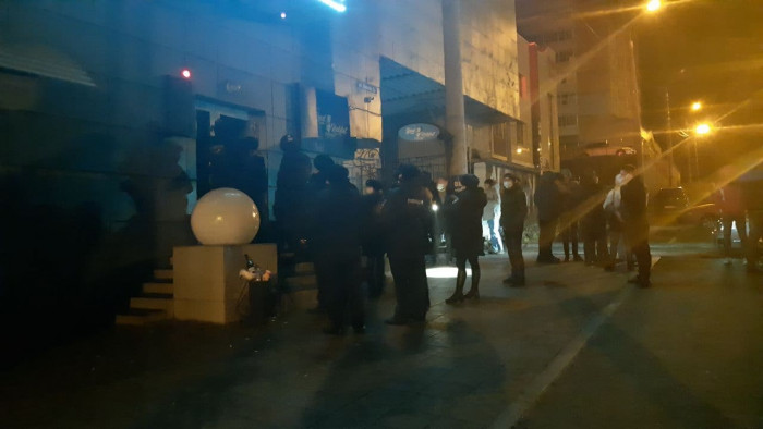 Полиция и ОМОН проверили работающий клуб ночью 30 октября в Чите