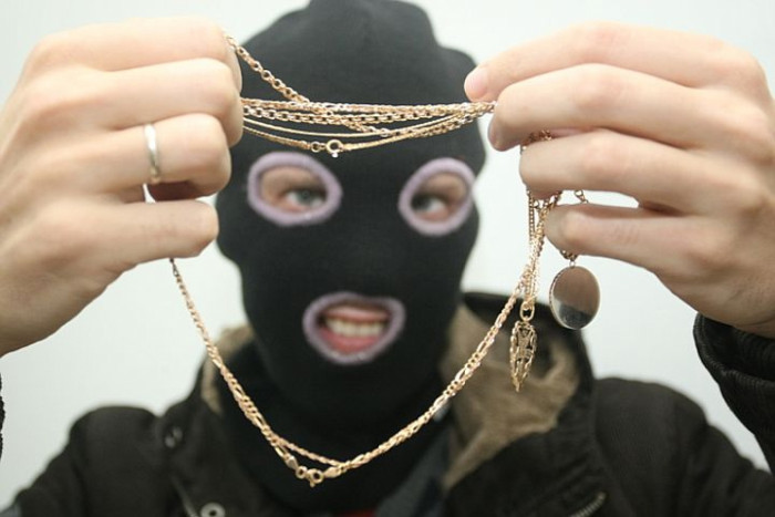 Преступник сорвал золотую цепочку с мужчины на улице в Чите