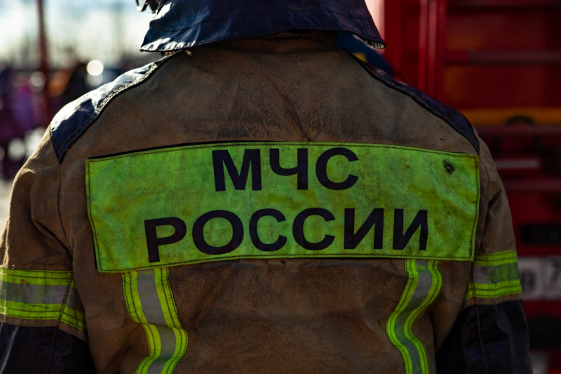 Пожарные эвакуировали двух человек из горящего в Краснокаменске дома